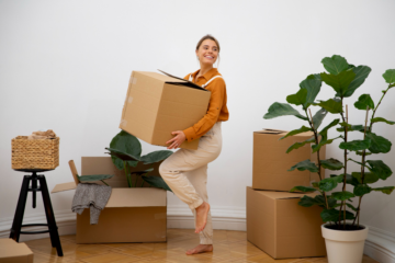 "Boîtes de déménagement, clés et liste de contrôle sur une table - tout ce qu'il faut pour un premier emménagement réussi"