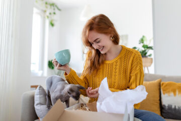 Chat noir s'adaptant à son nouvel environnement pendant la préparation du déménagement, six mois avant l'emménagement dans sa nouvelle maison.