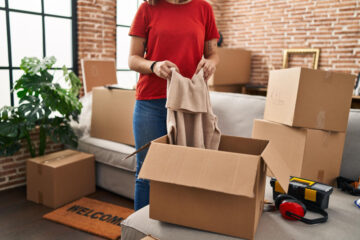 "Un professionnel débarrassant une maison, concept du tarif pour débarrasser une maison."